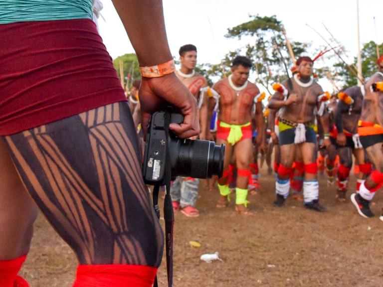 Ministra Sonia Guajajara participa da primeira Conferência Nacional de Comunicação Indígena.