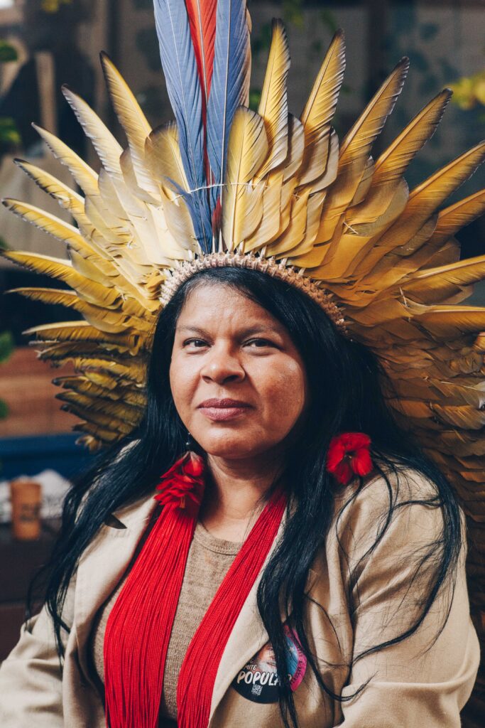 Sonia Guajajara deixa Ministério dos Povos Indígenas após três anos com avanços em demarcações e participação internacional